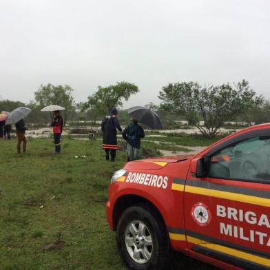 O Corpo de Bombeiros de Santa Maria retomou na manhã desta terça-feira as buscas a Valdenir dos Santos Gomes, 37 anos. Ele desapareceu próximo do Arroio Cadena, no bairro Urlândia, Região Sul, na tarde de segunda-feira.