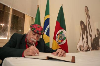  PORTO ALEGRE, RS, BRASIL - 2016.10.18 - Inauguração da exposição do MTG, no Memorial do Rio Grande do Sul, em Porto Alegre. Na foto: Paixão Côrtes (Foto: ANDRÉ ÁVILA/ Agência RBS)