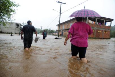  SANTA MARIA, RS, BRASIL, 17/10/2016 - Chuva causa alagamento em diversas ruas de Santa Maria e prejuízos em escolas. Na foto, Fernanda Barcelos (de rosa) (FOTO MAIARA BERSCH / AGÊNCIA RBS)