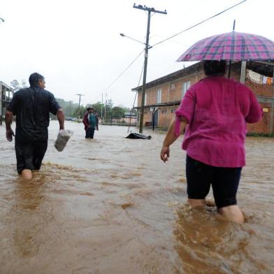  SANTA MARIA, RS, BRASIL, 17/10/2016 - Chuva causa alagamento em diversas ruas de Santa Maria e prejuízos em escolas. Na foto, Fernanda Barcelos (de rosa) (FOTO MAIARA BERSCH / AGÊNCIA RBS)