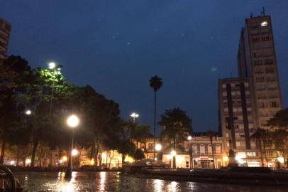 Chuva na Praça Dante Alighieri - Caxias do Sul