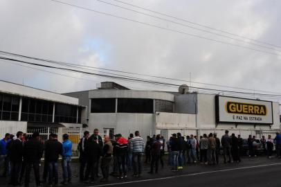  CAXIAS DO SUL, RS, BRASIL  (20/10/2016). Funcionários da Empresa Guerra,  paralisados diante da fábrica questionam atraso salarial e produção inativa de carretas   (Roni Rigon/Pioneiro).