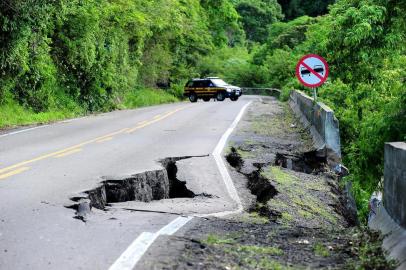  NOVA PETRÓPOLIS, RS, BRASIL, 20/10/2016. A trégua na chuva nesta quinta-feira ainda não permite a liberação da BR-116, entre Caxias do Sul e Nova Petrópolis. O problema é o solo ainda encharcado na região, que mantém o risco de deslizamentos e de desmoronamento no km 177,9, onde há uma rachadura. (Porthus Junior/Pioneiro)