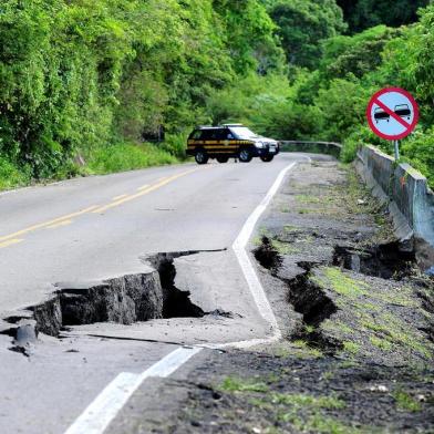  NOVA PETRÓPOLIS, RS, BRASIL, 20/10/2016. A trégua na chuva nesta quinta-feira ainda não permite a liberação da BR-116, entre Caxias do Sul e Nova Petrópolis. O problema é o solo ainda encharcado na região, que mantém o risco de deslizamentos e de desmoronamento no km 177,9, onde há uma rachadura. (Porthus Junior/Pioneiro)