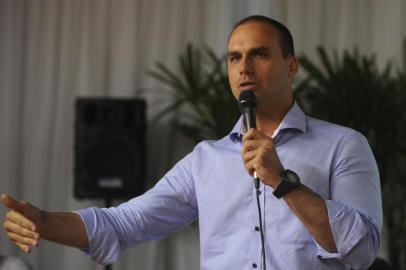  CAXIAS DO SUL, RS, BRASIL, 20/10/2016. O deputado federal Eduardo Bolsonaro (PSC - SP) dá palestra sobre segurança pública na sede da Associação Beneficente Antonio Mendes Filho (ABAMF), em Caxias. O evento teve transmissão ao vivo pela página do Facebook do candidato. (Diogo Sallaberry/Agência RBS)