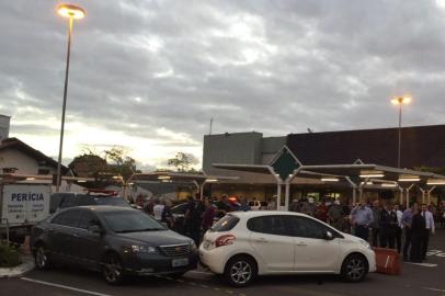  PORTO ALEGRE, RS, BRASIL 20/10/2016 - Crime aconteceu no estacionamento do Zaffari da Avenida Cavalhada. Menina foi levada ao hospital com ferimentos. (FOTO: LUIZ ARMANDO VAZ/AGÊNCIA RBS).