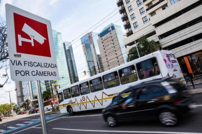  PORTO ALEGRE, RS, BRASIL 13/10/2016 - Multa por meio de câmeras de vigilância a  quem desrespeita corredor de ônbus. (FOTO: ANDERSON FETTER/AGÊNCIA RBS).Indexador: Anderson Fetter