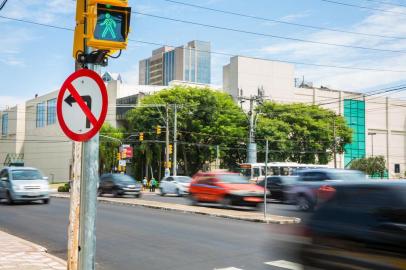  PORTO ALEGRE, RS, BRASIL, 04/03/2015 : Motoristas e pedestres reclamam das alterações no trânsito provocadas pelo binário na Avenida Praia de Belas. Moradores dizem que há mais congestionamento e barulho que antes. Segundo eles, a EPTC "criou um problema que não existia". (Omar Freitas/Agência RBS)Indexador: Omar Freitas