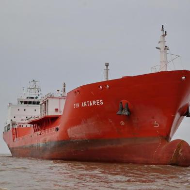  PORTO ALEGRE, RS, BRASIL 24/10/2016 - O navio Syn Antares,  de bandeira italiana encalhou no Guaíba, na altura do Canal do Leitão, na zona Sul de Porto Alegre, na manhã deste domingo. (FOTO: FERNANDO GOMES/AGÊNCIA RBS).