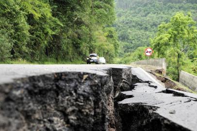  NOVA PETRÓPOLIS. RS, BRASIL, 24/10/2016 - A rachadura aberta na BR 116,na altura do KM 177,9, entre Nova Petrópolis e Caxias do Sul, aumentou.Além de aumentar a fenda aberta pela chuva, surgiram outras rachaduras no asfalto. (Marcelo Casagrande/Agencia RBS)