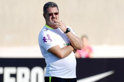  

The coach of the Brazilian Olympic football team, Rogerio Micale (L), looks at players during a training session at the Serra Dourada Stadium in Goiania, Goias State, Brazil, on July 28, 2016 ahead of the Rio 2016 Olympic Games. 
The Rio 2016 Olympic and Paralympic Games will be held in Brazil from August 5-21 and September 7-18 respectively. / AFP PHOTO / EVARISTO SA

Editoria: SPO
Local: Goiania
Indexador: EVARISTO SA
Secao: soccer
Fonte: AFP
Fotógrafo: STF