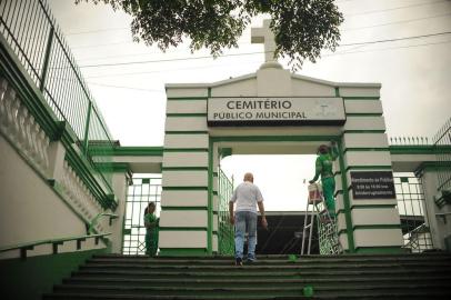  CAXIAS DO SUL, RS, BRASIL, 25/10/2016. O Cemitério Público Municipal de Caxias do Sul está recebendo os cuidados finas na semana antes do feriado de Finados. A equipe da Codeca está fazendo a limpeza e a pintura do local. (Diogo Sallaberry/Agência RBS)