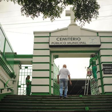  CAXIAS DO SUL, RS, BRASIL, 25/10/2016. O Cemitério Público Municipal de Caxias do Sul está recebendo os cuidados finas na semana antes do feriado de Finados. A equipe da Codeca está fazendo a limpeza e a pintura do local. (Diogo Sallaberry/Agência RBS)