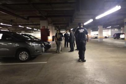 Equipe da Polícia Civil chega a local de tiroteio em estacionamento de shopping de Porto Alegre