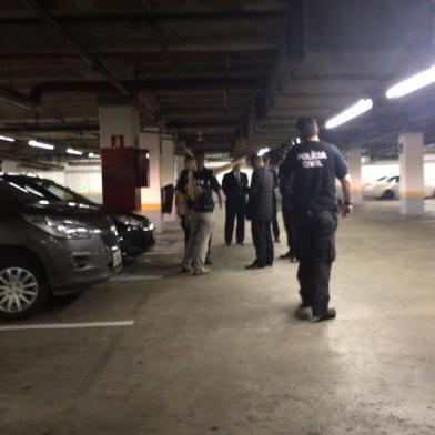 Equipe da Polícia Civil chega a local de tiroteio em estacionamento de shopping de Porto Alegre