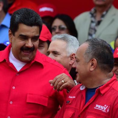 Diosdado Cabello, o segundo principal líder do chavismo na Venezuela, afirmou nesta quarta-feira que as Forças Armadas e os trabalhadores ocuparão as empresas que aderirem à greve geral convocada pela oposição contra o governo do presidente Nicolás Maduro.Conversei com o presidente, empresa que parar, será empresa tomada pelos trabalhadores e pelas Forças Armadas, disse Cabello, deputado e presidente do partido socialista, em seu programa de TV.Após os protestos desta quarta-feira, em todo o país, os principais líderes da oposição - reunidos na Mesa da Unidade Democrática (MUD) - convocaram uma greve geral de 12 horas para a próxima sexta-feira.A oposição anunciou ainda que o Parlamento declarará Maduro em abandono do cargo e o notificará em uma passeata ao Palácio Presidencial de Miraflores, no dia 3 de novembro.