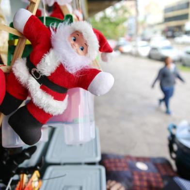  PORTO ALEGRE, RS, BRASIL - 27/10/2016 : Lojistas na avenida Assis Brasil e no Barra Shopping Sul já estão com decorações natalinas para as vendas de fim de ano. (FOTO: BRUNO ALENCASTRO/AGÊNCIA RBS, Editoria Sua Vida)