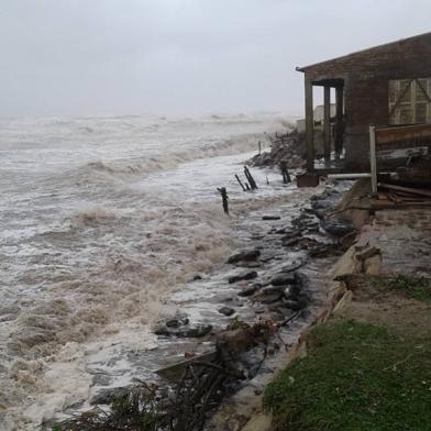 Vento e ondas fortes destroem residências no Litoral Sul do Estado, praia do hermenegildo