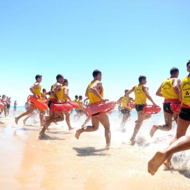 Uma simulação de salvamento no mar chamou a atenção de veranistas em Tramandaí, no Litoral Norte, no fim da manhã desta terça-feira. O exercício, que contou com um helicóptero do Grupamento Aéreo da Brigada Militar, marcou o Dia do Salva-Vidas e levou dezenas de pessoas para a beira da praia.O treinamento começou por volta das 11h40min, em frente à guarita 146, depois de uma cerimônia de formatura e de uma competição envolvendo corrida e natação. Um socorrista entrou no mar e representou o papel de vítima de afogamento. Em seguida, tiveram início os exercícios, com jet sky e helicóptero. A ação arrancou aplausos dos veranistas.