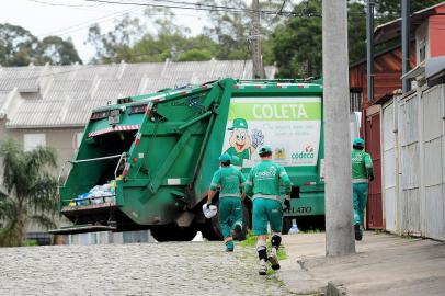 CAXIAS DO SUL, RS, BRASIL, 28/10/2016. Os coletores da Companhia de Desenvolvimento de Caxias do Sul (Codeca) estão enfrentando verdadeiras maratonas para recolher lixo nas ruas da cidade. Desde quinta-feira, o Ministério do Trabalho e Emprego (MTE) proibiu o transporte dos trabalhadores no estribo do caminhão, que fica na parte traseira junto ao compactador de resíduos. Por esse motivo, eles percorrem o roteiro a pé. Em alguns casos, o trajeto chega a 30 quilômetros. Recolhimento de lixo no bairro Desvio Rizzo. Na foto da E p/ D: Roque Silveira, 30, Luis Carlos Welter, 37 e Luiz Carlos Palhano dos Santos, 49. (Porthus Junior/Pioneiro)