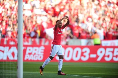 Vitinho comemora o gol marcado sobre o Santa Cruz, no Beira-Rio, em partida válida pela 33ª rodada do Brasileirão