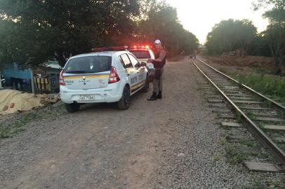 Desentendimento entre enteado e padrasto resultou em uma morte na Travessa Ângelo Berleze, no bairro Km 3, próximo aos trilhos, na região nordeste de Santa Maria. A vítima, Jeferson dos Santos Alves, 26 anos, teria recebido um golpe de faca na altura do peito