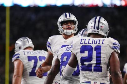 Philadelphia Eagles v Dallas Cowboys

ARLINGTON, TX - OCTOBER 30: Dak Prescott #4 of the Dallas Cowboys celebrates with Dez Bryant #88 and Ezekiel Elliott #21 after scoring in the fourth quarter during a game between the Dallas Cowboys and the Philadelphia Eagles at AT&T Stadium on October 30, 2016 in Arlington, Texas.   Tom Pennington/Getty Images/AFP

Editoria: SPO
Local: Arlington
Indexador: TOM PENNINGTON
Secao: American Football
Fonte: GETTY IMAGES NORTH AMERICA
Fotógrafo: STF