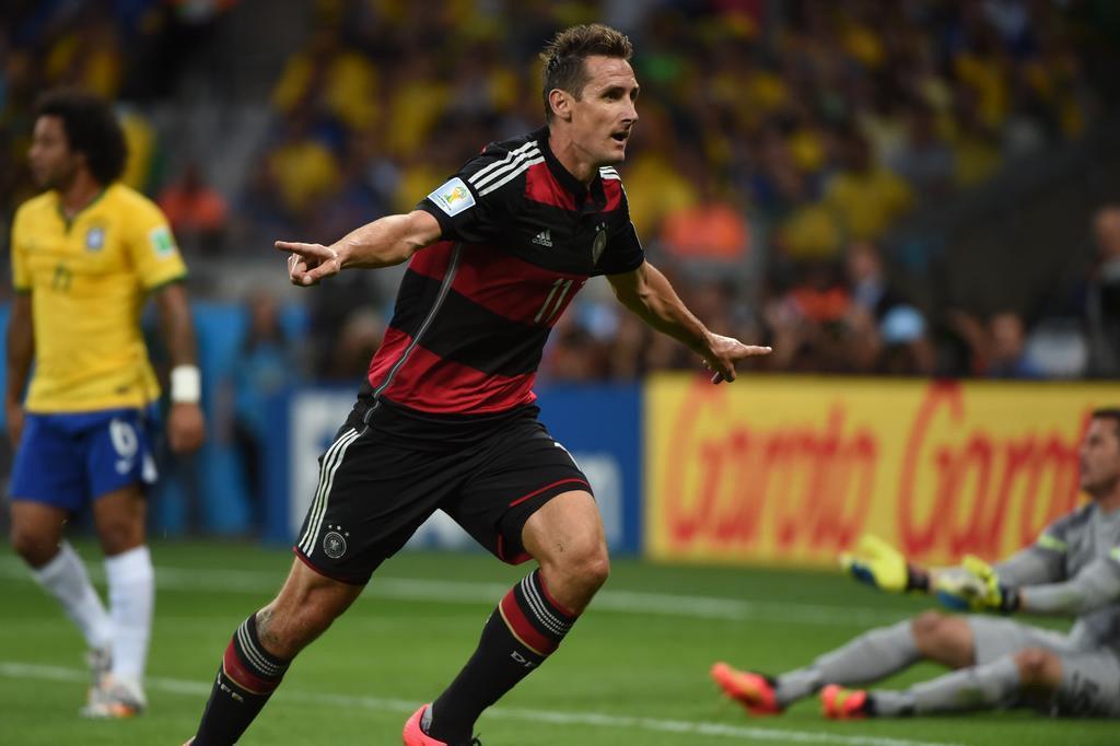 Klose marca, iguala Ronaldo 'Fenômeno' e vira maior artilheiro das