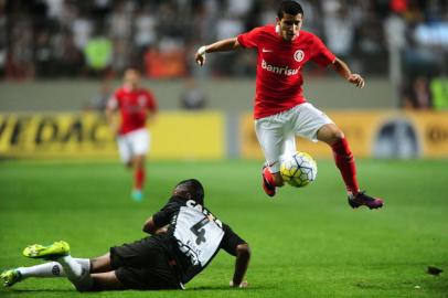 Inter enfrenta o Atlético-MG no Independência no jogo do volta válido pelas semifinais da Copa do Brasil. No lance, William.