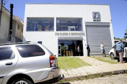  CAXIAS DO SUL, RS, BRASIL, 04/11/2016 - O florista Fernando Webber foi morto com um tiro em assalto em Caxias do Sul. Ele estava em seu veículo e depois de atingido bateu em carro de um funcionário. (Marcelo Casagrande/Agencia RBS)