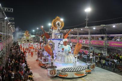  

PORTO ALEGRE, RS, BRASIL - 06.02.2016 : Primeira noite dos desfiles das escolas de samba do Carnaval de Porto Alegre 2016, no Complexo Cultural do Porto Seco. Na foto: Imperatriz Dona Leopoldina. (FOTO: DIEGO VARA/AGÊNCIA RBS)