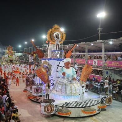  PORTO ALEGRE, RS, BRASIL - 06.02.2016 : Primeira noite dos desfiles das escolas de samba do Carnaval de Porto Alegre 2016, no Complexo Cultural do Porto Seco. Na foto: Imperatriz Dona Leopoldina. (FOTO: DIEGO VARA/AGÊNCIA RBS)