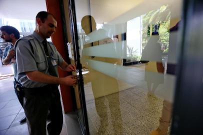  

PORTO ALEGRE, RS, BRASIL, 05-11-2016. Estudantes se preparam para o primeiro dia do Exame Nacional do Ensino Médio (ENEM) 2016 na Universidade da PUC. (LAURO ALVES/AGÊNCIA RBS)
Indexador: Lauro Alves