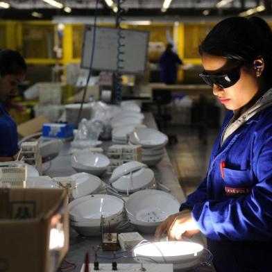  

CAXIAS DO SUL, RS, BRASIL, 13/09/2016. A empresa Intral, especializada em reatores e luminárias, faz todas as etapas da produção de luminárias LED nacionalmente. O setor está receoso com a possível vinda de uma indústria internacional para a zona franca de Manaus, o que vai tirar a competitividade da Intral e de outras empresas. (Diogo Sallaberry/Agência RBS)