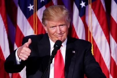 Republican Presidential Nominee Donald Trump Holds Election Night Event In New York CityNEW YORK, NY - NOVEMBER 09: Republican president-elect Donald Trump gives a thumbs up to the crowd during his acceptance speech at his election night event at the New York Hilton Midtown in the early morning hours of November 9, 2016 in New York City. Donald Trump defeated Democratic presidential nominee Hillary Clinton to become the 45th president of the United States.   Mark Wilson/Getty Images/AFPEditoria: POLLocal: New YorkIndexador: MARK WILSONSecao: ElectionFonte: GETTY IMAGES NORTH AMERICAFotógrafo: STF