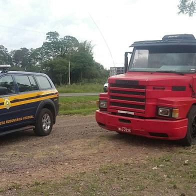 PRF apreende caminhão de Uruguaiana em Santiago