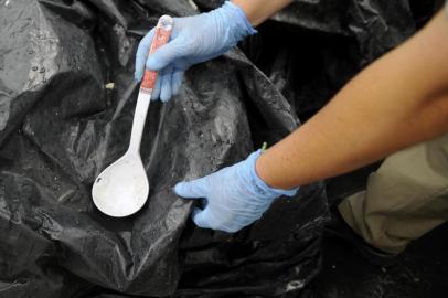  CAXIAS DO SUL, RS, BRASIL, 08/11/2016 - Agente da Vigilância Sanitária, Antônio dos Reis, mostra flagrantes de ambientes propícios para a proliferação do mosquito transmissor da dengue. (Marcelo Casagrande/Agencia RBS)