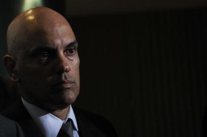 O secretário estadual de Segurança Pública de São Paulo, Alexandre de Moraes, disse ter achado de "extremo mau gosto" a festa dentro do Departamento de Narcóticos (Denarc), em que um anão foi contratado como gogo-boy para fazer strip-tease no aniversário de uma escrivã de polícia. O evento, que já está sob investigação da Corregedoria da Polícia civil, aconteceu na quarta-feira passada, na sala da 2ª delegacia de Investigações Sobre Entorpecentes (Dise).