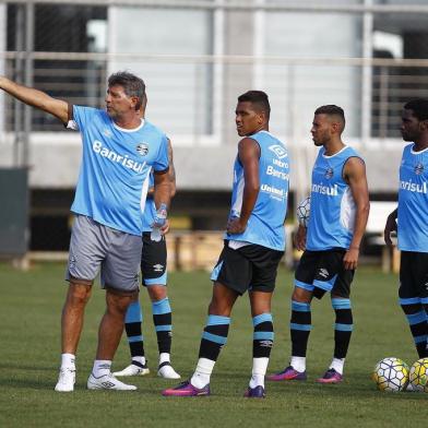 RS - FUTEBOL/TREINO GREMIO  - ESPORTES - Jogadores do Grêmio realizam treino durante a tarde desta segunda-feira no Centro de Treinamentos Luiz Carvalho, na preparacao para o Campeonato Brasileiro 2016. Grupo com Renato Portaluppi. FOTO: LUCAS UEBEL/GREMIO FBPA