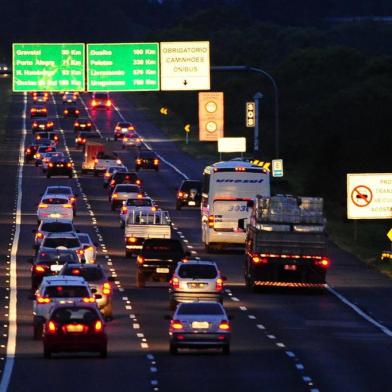  SANTO ANTONIO DA PATRULHA, RS, BRASIL, 15-11-2016. Trânsito na Freeway sentido Litoral-Porto Alegre após feriado de 15 de novembro. (CARLOS MACEDO/AGÊNCIA RBS)