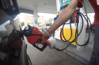  

CAXIAS DO SUL, RS, BRASIL, 16/11/2016. Apesar da Petrobras anunciar duas baixas no valor da gasolina em menos de um mês, consumidor de Caxias quase não notou quedas. Posto LC foi um dos poucos que reduziu o valor, passando de R$ 3,877 para R$ 3,799. (Porthus Junior/Pioneiro)