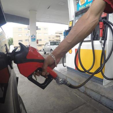  

CAXIAS DO SUL, RS, BRASIL, 16/11/2016. Apesar da Petrobras anunciar duas baixas no valor da gasolina em menos de um mês, consumidor de Caxias quase não notou quedas. Posto LC foi um dos poucos que reduziu o valor, passando de R$ 3,877 para R$ 3,799. (Porthus Junior/Pioneiro)