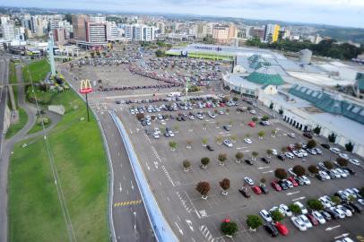 CAXIAS DO SUL, RS, BRASIL, 16/11/2016. Vistas aéreas da cidade de Caxias do Sul. Shopping Iguatemi Caxias. (Porthus Junior/Pioneiro)