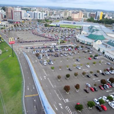 CAXIAS DO SUL, RS, BRASIL, 16/11/2016. Vistas aéreas da cidade de Caxias do Sul. Shopping Iguatemi Caxias. (Porthus Junior/Pioneiro)