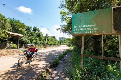  VIAMÃO, RS, BRASIL, 10/11/2016 : Trecho da ERS-118, em Viamão, que jamais foi pavimentado. Moradores esperam há décadas pela obra. (Omar Freitas/Agência RBS)Indexador: Omar Freitas