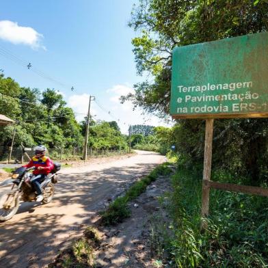  VIAMÃO, RS, BRASIL, 10/11/2016 : Trecho da ERS-118, em Viamão, que jamais foi pavimentado. Moradores esperam há décadas pela obra. (Omar Freitas/Agência RBS)Indexador: Omar Freitas