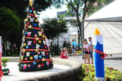  CAXIAS DO SUL, RS, BRASIL, 20/11/2016. Natal Brilha Caxias 2016. Decoração Natalina na praça Dante Alighieri, no centro da cidade. (Porthus Junior/Pioneiro)