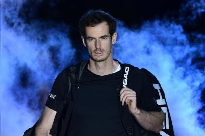  TENNIS-GBR-ATP-FINALS-TROPHYBritain's Andy Murray (L) poses with the ATP World Tour Finals trophy (L) with runner up Serbia's Novak Djokovic (R) after Murray won the men's singles final on the eighth and final day of the ATP World Tour Finals tennis tournament in London on November 20, 2016. Glyn KIRK / AFPEditoria: SPOLocal: LondonIndexador: GLYN KIRKSecao: tennisFonte: AFPFotógrafo: STR