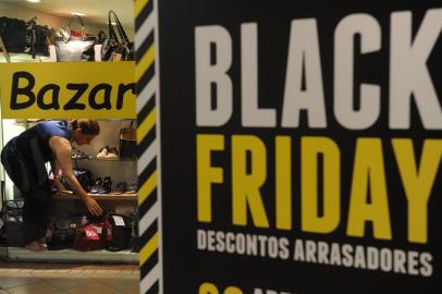  CAXIAS DO SUL, RS, BRASIL, 27/11/2014. Lojas se preparam para o Black Friday. Lojas que participam do Black Friday prometem descontos de até 70%. Embora a promoção seja mais forte para compras pela internet, lojas físicas também aderiram. (Jonas Ramos/Pioneiro)