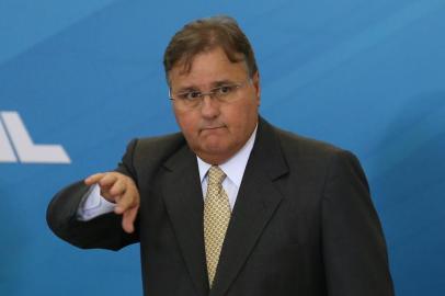 Nós precisamos aprovar PEC do Teto na semana que vem, diz GeddelDF - PEC DO TETO/GEDDEL VIEIRA LIMA - POLÍTICA - O ministro da Secretaria de Governo, Geddel Vieira Lima, durante a cerimônia para   comemorar o Dia Nacional da Micro e Pequena Empresa, no Palácio do Planalto, em   Brasília, nesta quarta-feira, 5. Ele fez um apelo para que a base aliada aprove a Proposta de   Emenda à Constituição (PEC) 241, que estabelece um teto para os gastos públicos. "Nós   precisamos aprovar a PEC na Câmara na semana que vem", afirmou. Geddel também   rebateu as críticas de que a PEC do Teto de Gastos poderia diminuir investimentos em   áreas como saúde e educação.   05/10/2016 - Foto: ANDRÉ DUSEK/ESTADÃO CONTEÚDOEditoria: POLÍTICALocal: BRASÍLIAIndexador: ANDRÉ DUSEKFotógrafo: ESTADÃO CONTEÚDO